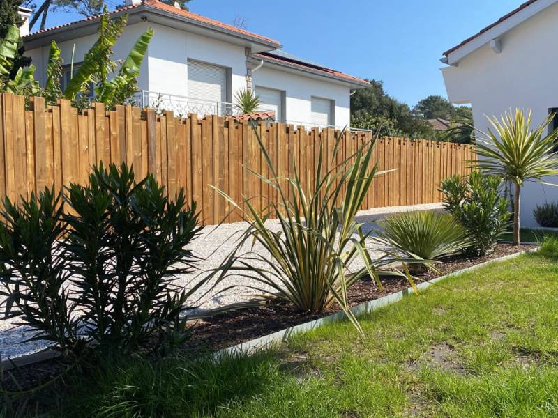 Créer un extérieur naturel et personnalisé avec une clôture en bois à Aix-en-Provence
