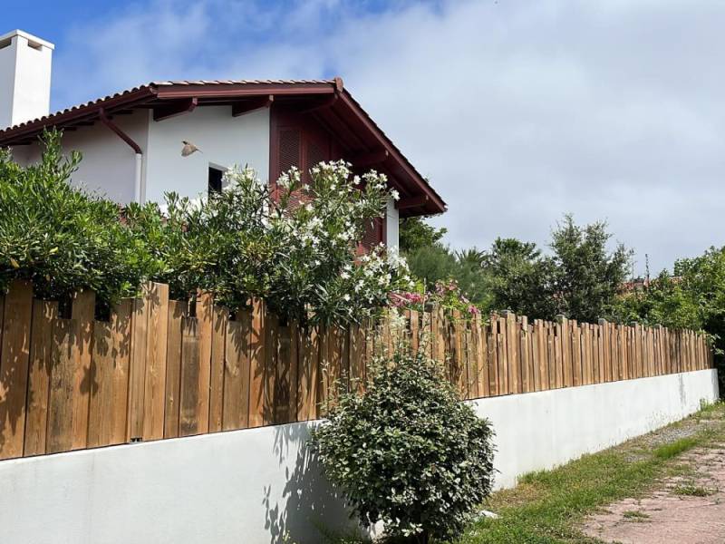 Créer un extérieur naturel et personnalisé avec une clôture en bois à Aix-en-Provence