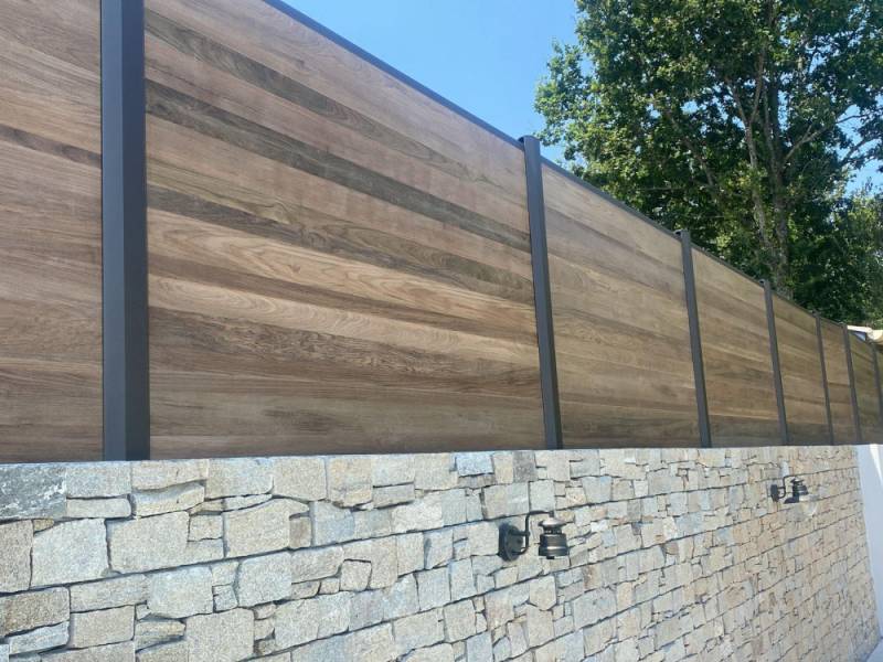 Clôture composite éco-conçue sur muret : l’alliance du recyclé et du design par Daniel Moquet Aix-en-Provence