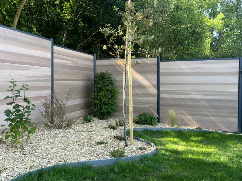 Préserver son intimité avec une clôture composite occultante à Aix-en-Provence