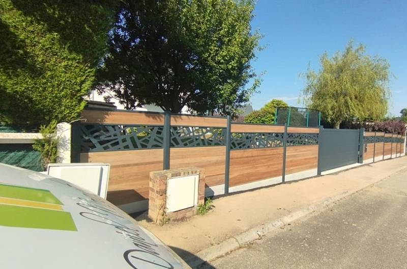 Une clôture composite écologique fabriquée à partir de matériaux recyclés pour allier durabilité et esthétisme dans son jardin au Tholonet