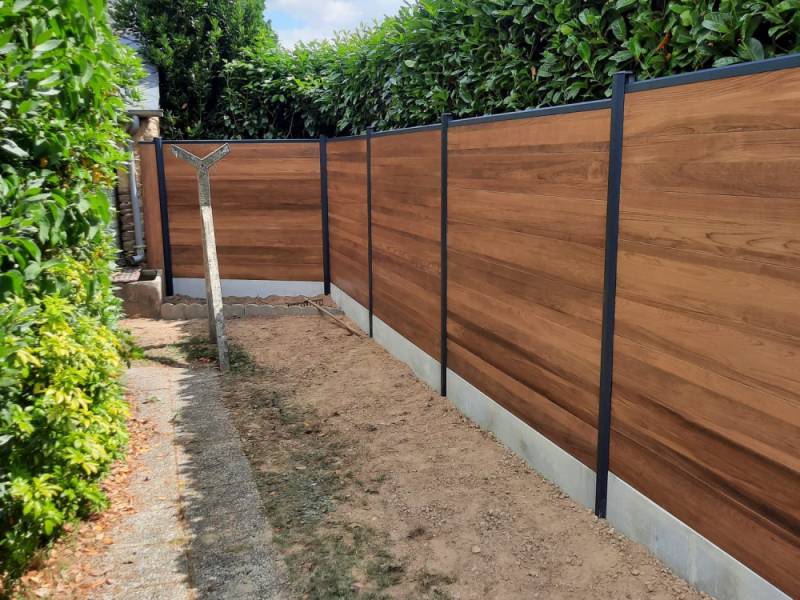 Réalisation d'une clôture en composite effet bois avec pilier en aluminium couleur gris anthracite par Daniel Moquet Aix-en-Provence