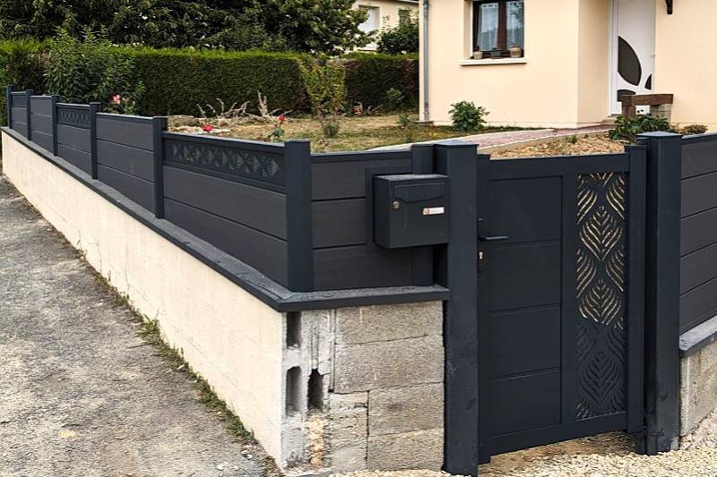Choisir une clôture composite résistante au froid et aux intempéries pour un extérieur durable à Aix-en-Provence