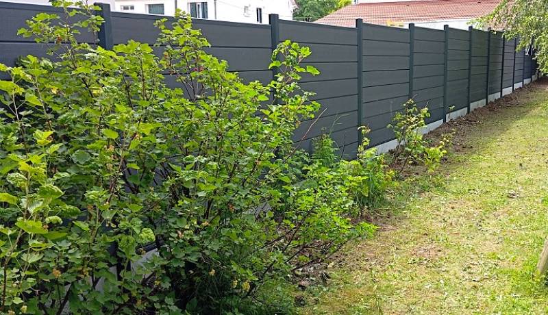 Aménagement exterieur d'une propriété avec un clôture en composite sur mesure couleur grise par Daniel Moquet Aix-en-Provence