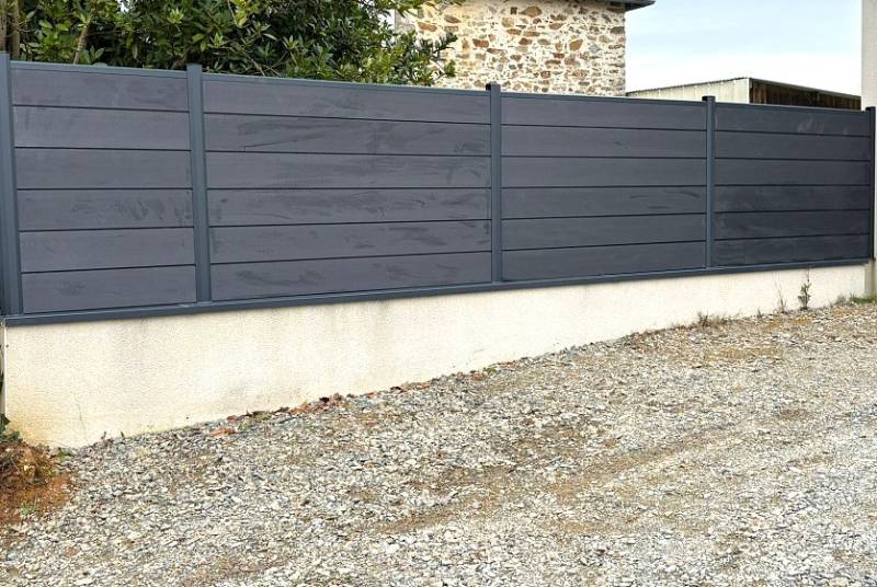 Installer une clôture composite renforcée sur muret pour résister aux vents forts et assurer une protection optimale dans votre jardin à Ventabren