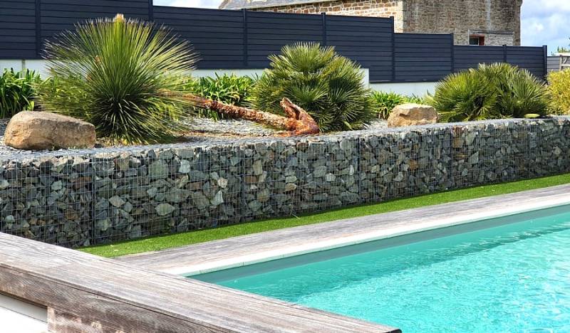 Aménagement d'un tour de piscine sécurisé en gabion ensemble de rocher compacter sous grillage permettant d'aménager au mieux le terrain par Daniel Moquet Aix-en-Provence