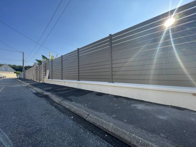 Une clôture en aluminium ajourée sur mesure pour préserver luminosité et sécurité de son jardin à Aix-en-Provence