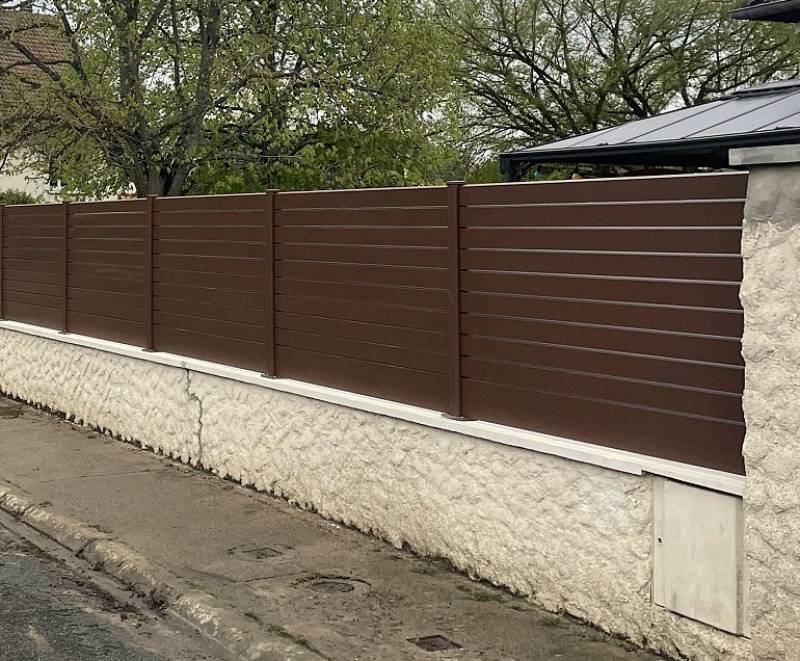 Réalisation d'une clôture en aluminium sur muret persienne couleur bronze par Daniel Moquet Aix-en-Provence
