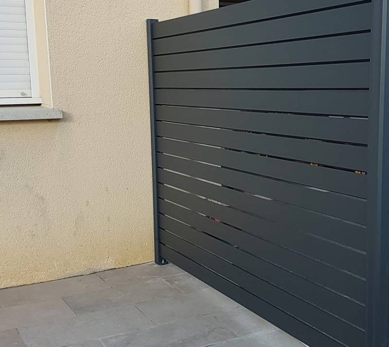 Clôture aluminium facile d’entretien pour un extérieur toujours propre et esthétique sans effort au quotidien à Éguilles