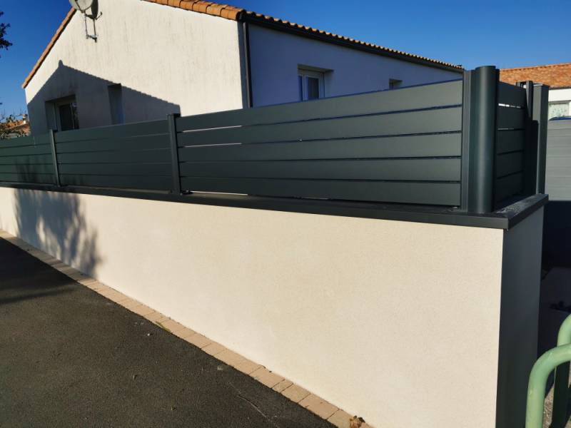 Délimiter élégamment votre terrain avec une clôture aluminium ajourée sur mesure à Aix-en-Provence