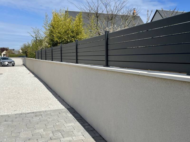 Délimiter élégamment votre terrain avec une clôture aluminium ajourée sur mesure à Aix-en-Provence