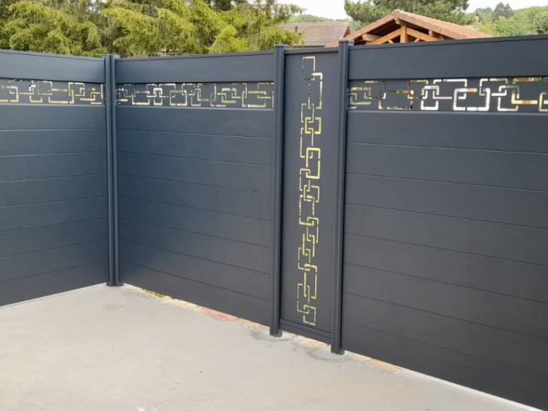 Photo de l'aménagement d'une terrasse avec une clôture en aluminium sur mesure avec plusieurs lames décoratives réalisé par Daniel Moquet Aix-en-Provence
