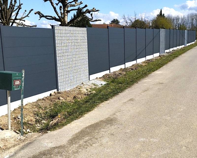 Délimiter son terrain avec élégance grâce à une clôture aluminium contemporaine à Aix-en-Provence