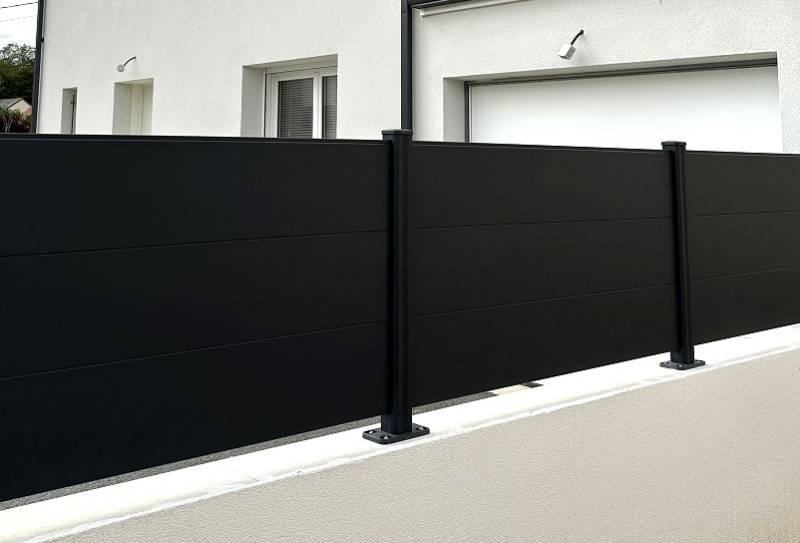 Aménagement d'une clôture en aluminium sur muret dans une résidence du sud de la France par Daniel Moquet Aix-en-Provence