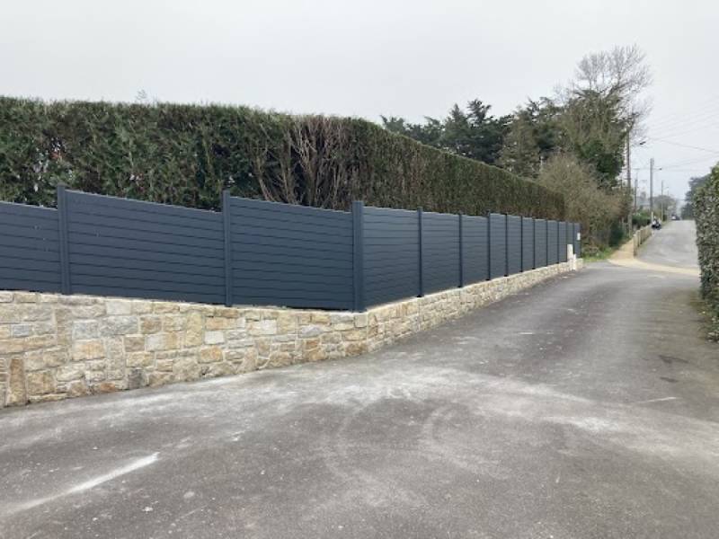 Une clôture en aluminium haute sur mesure pour renforcer la sécurité de son habitation et protéger sa famille à Marseille