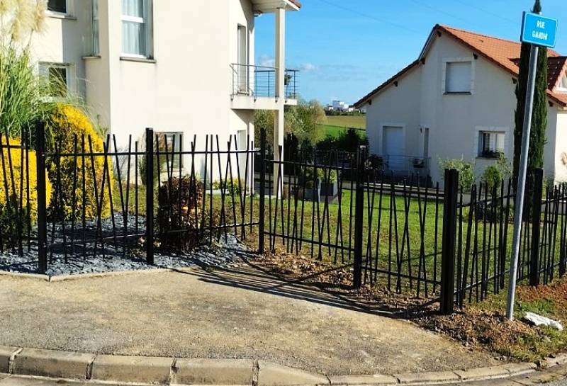 Sécuriser durablement vos extérieurs avec une clôture barreaudée en aluminium sur mesure à Aix-en-Provence