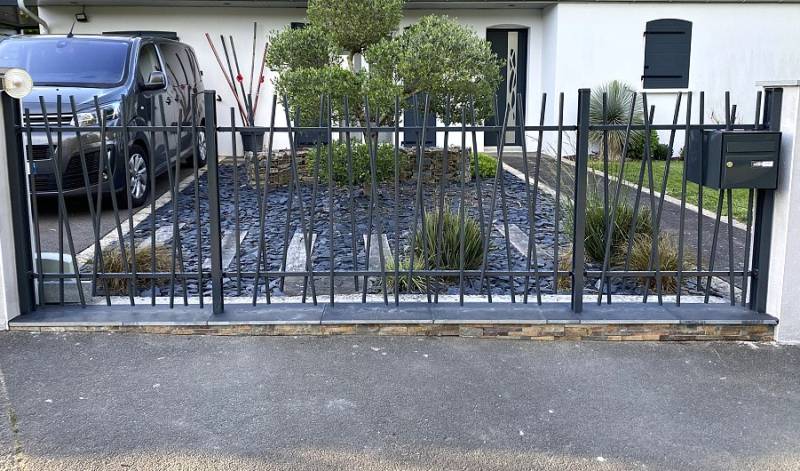 Sécuriser durablement vos extérieurs avec une clôture barreaudée en aluminium sur mesure à Aix-en-Provence