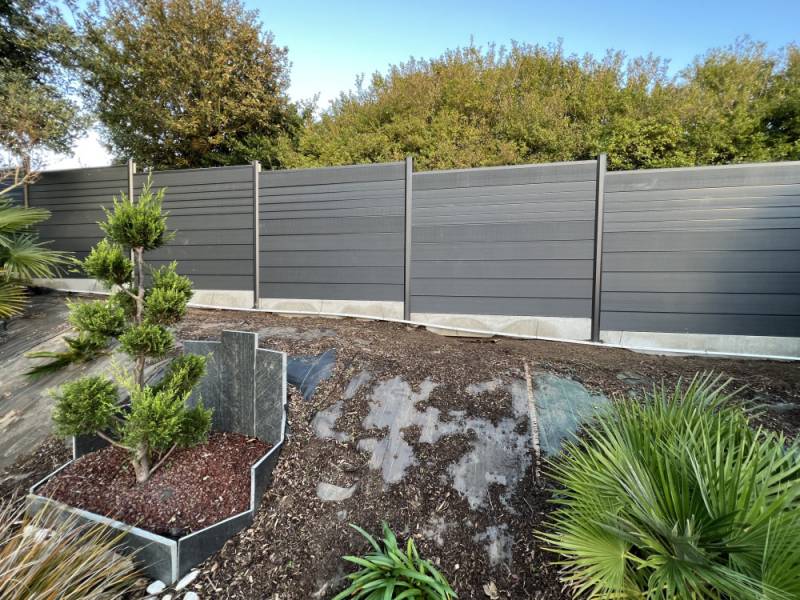 Aménagement d'une clôture en composite sur muret par Daniel Moquet signe vos clôture dans le sud de la Fance