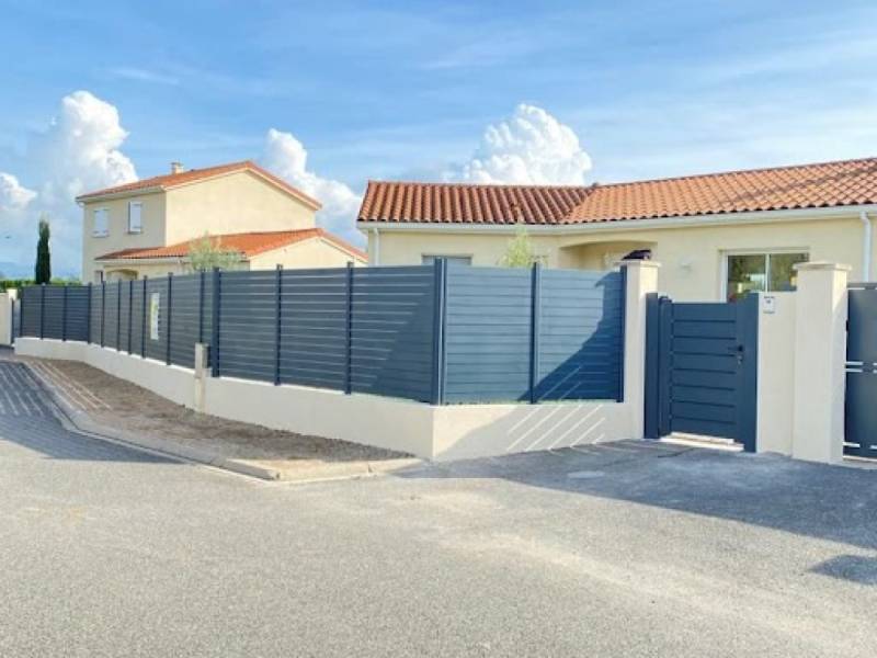 Délimiter élégamment votre terrain avec une clôture aluminium ajourée sur mesure à Aix-en-Provence