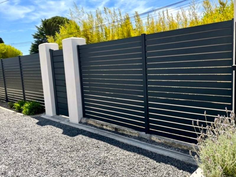 Installer une clôture aluminium ajouré intégrée au paysage à Rousset pour une harmonie parfaite entre modernité et environnement naturel