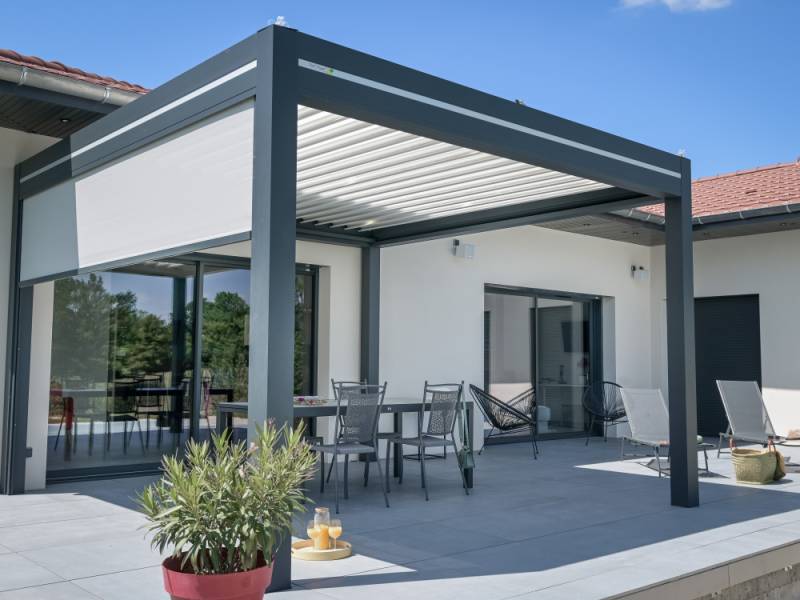 Créer un espace de vie extérieur avec une pergola bioclimatique en aluminium à Aix-en-Provence