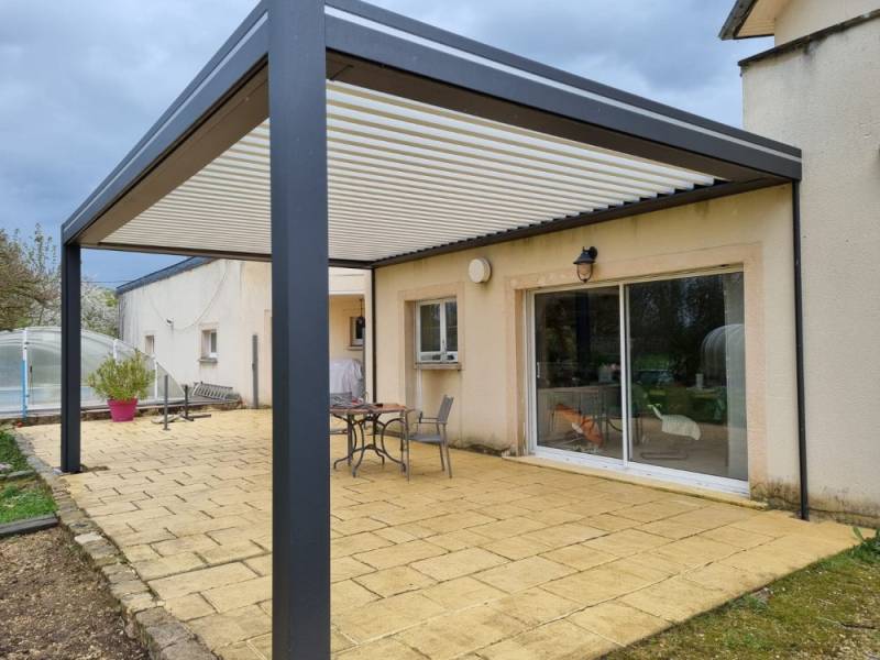 Créer un espace de vie extérieur avec une pergola bioclimatique en aluminium à Aix-en-Provence