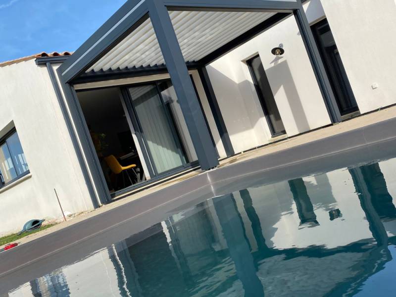 Créer un espace de vie extérieur avec une pergola bioclimatique en aluminium à Aix-en-Provence