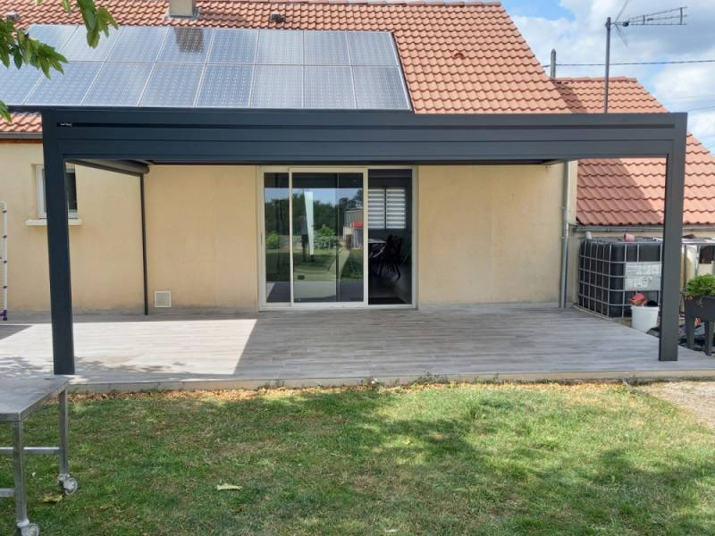 Créer un espace de vie extérieur avec une pergola bioclimatique en aluminium à Aix-en-Provence