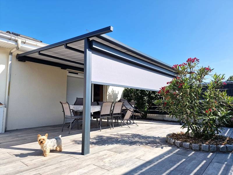 Photo d'une réalisation d'une pergola modern en aluminium couleur gris anthracite avec paroi amovible en tissu pour crée un espace de vie extérieur protéger et agréable en toutes saisons par Daniel Moquet Aix-en-Provence à Venelles