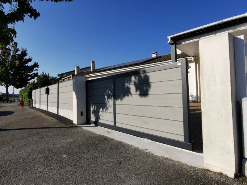 Un portail composite sur mesure avec options techniques (visiophone, gache électrique, motorisation) pour améliorer confort et sécurité à Éguilles