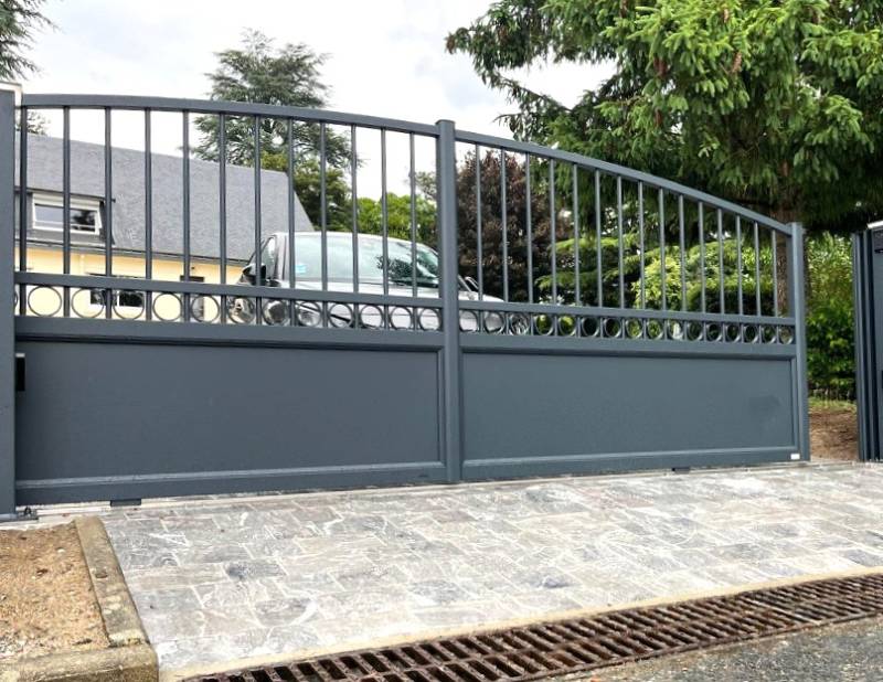 Valoriser sa maison avec un portail aluminium coulissant adapté aux terrains en pente à Aix-en-Provence