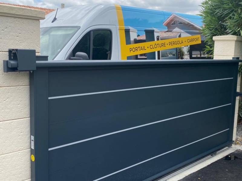 Un portail aluminium coulissant sur mesure pour optimiser l’espace et améliorer l’accès à sa propriété à Ventabren