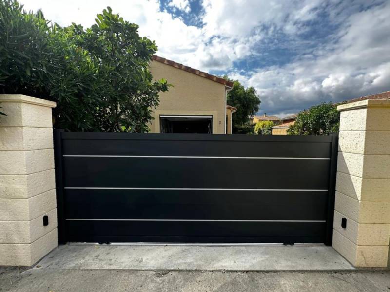 Portail aluminium motorisé intelligent pour sécuriser votre propriété tout en valorisant votre façade à Aix-en-Provence
