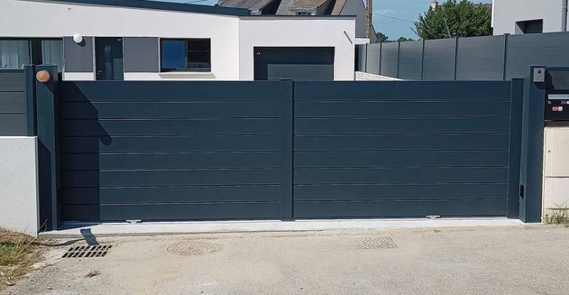 Installer un portail aluminium avec portillon intégré pour combiner praticité d’accès, sécurité renforcée et esthétisme moderne dans une maison à Éguilles