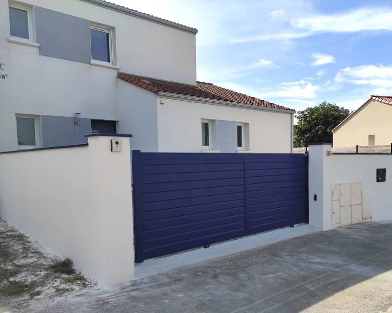 Un portail aluminium robuste à Ventabren pour résister au mistral, à la chaleur et aux intempéries du climat provençal