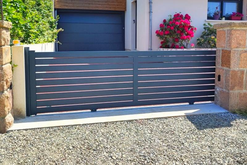 Un portail aluminium motorisé avec alimentation solaire et domotique connectée pour plus de confort et d’autonomie à Venelles