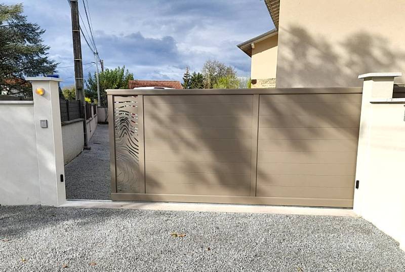 Installer un portail aluminium design à Éguilles pour sublimer l’architecture contemporaine et renforcer le cachet d’une maison provençale