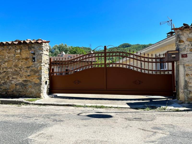 Moderniser votre entrée avec un portail aluminium contemporain à Aix-en-Provence