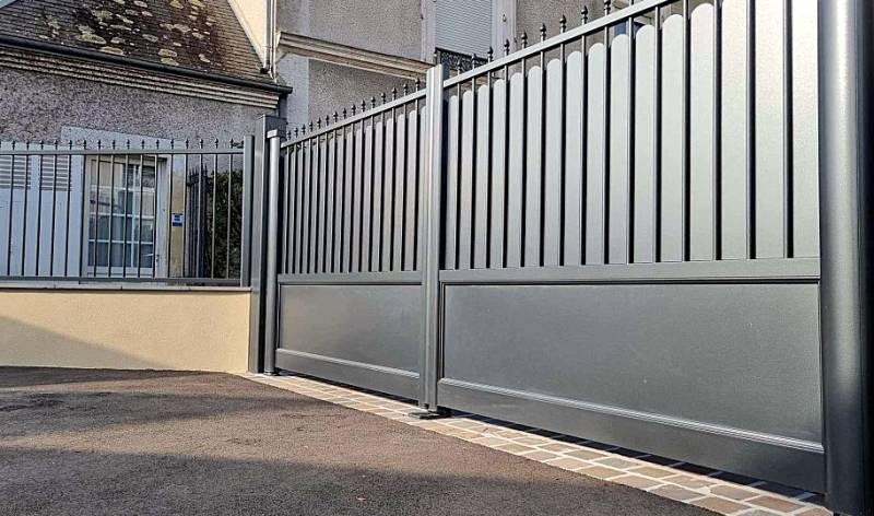 Photo d'une réalisation avec portail en aluminium modèle authentique et clôture barreaudé assorti par Daniel Moquet Aix-en-Provence