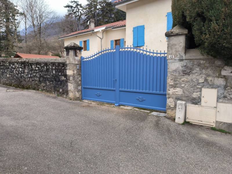 Moderniser votre entrée avec un portail aluminium contemporain à Aix-en-Provence