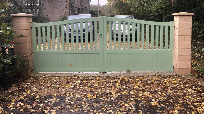 Un portail aluminium ajouré sur mesure pour profiter d’une luminosité optimale et d’un design contemporain dans sa maison à Puyricard