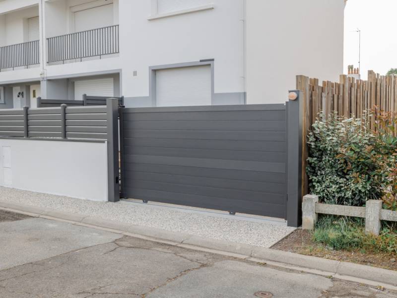 Un portail aluminium sur mesure à Venelles pour profiter d’une installation moderne, durable et sans entretien régulier contraignant