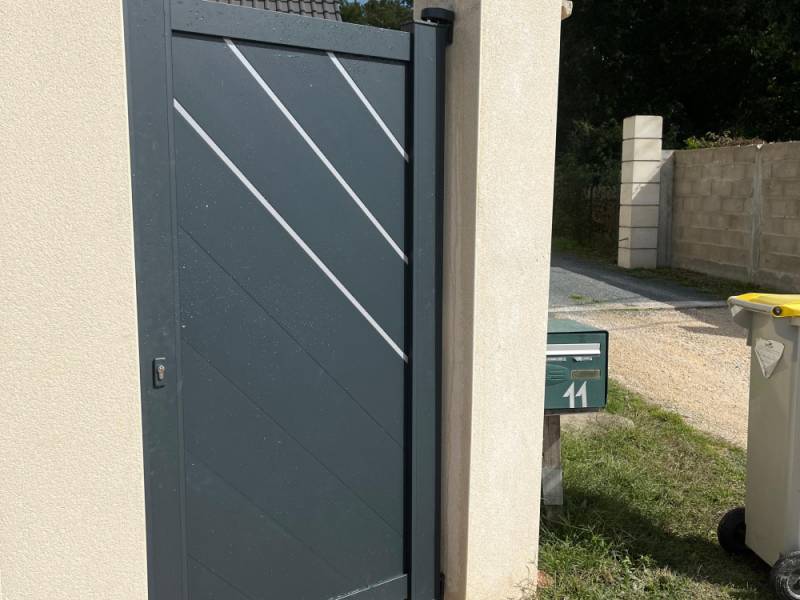 Installer un portillon en aluminium sur mesure à Ventabren pour allier sécurité, élégance et durabilité dans votre aménagement extérieur