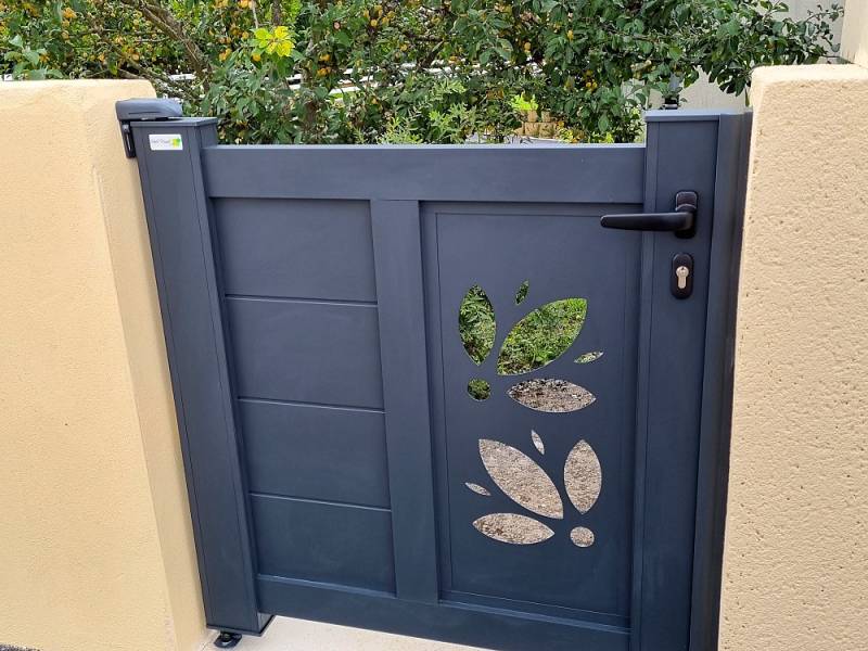 Installer un portillon en aluminium sur mesure à Ventabren pour allier sécurité, élégance et durabilité dans votre aménagement extérieur
