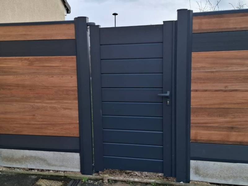 Faciliter les accès piétons avec un portillon aluminium sur mesure à Aix-en-Provence
