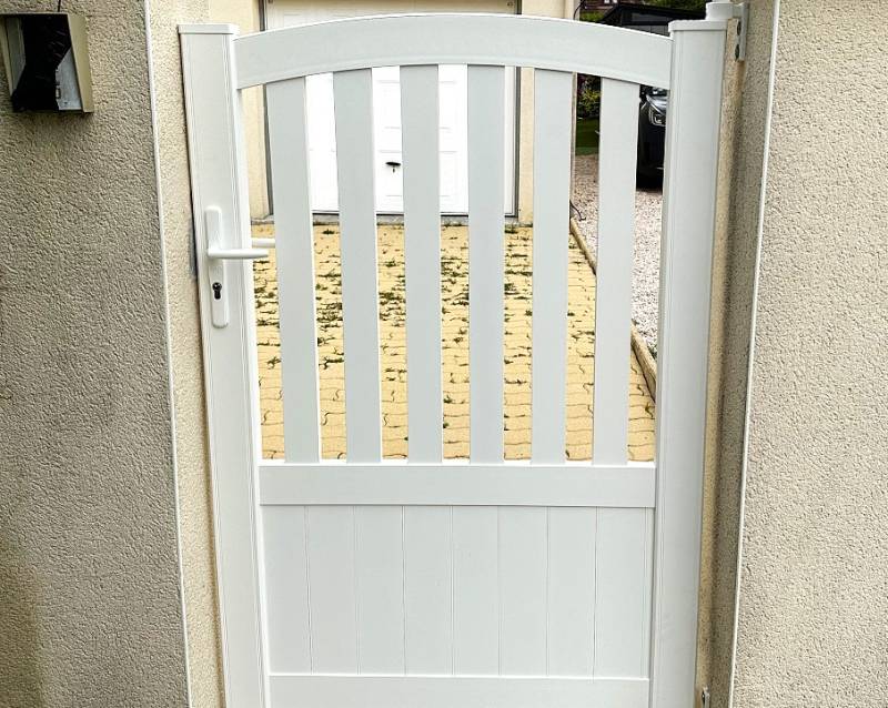 Installer un portillon en aluminium sur mesure à Ventabren pour allier sécurité, élégance et durabilité dans votre aménagement extérieur