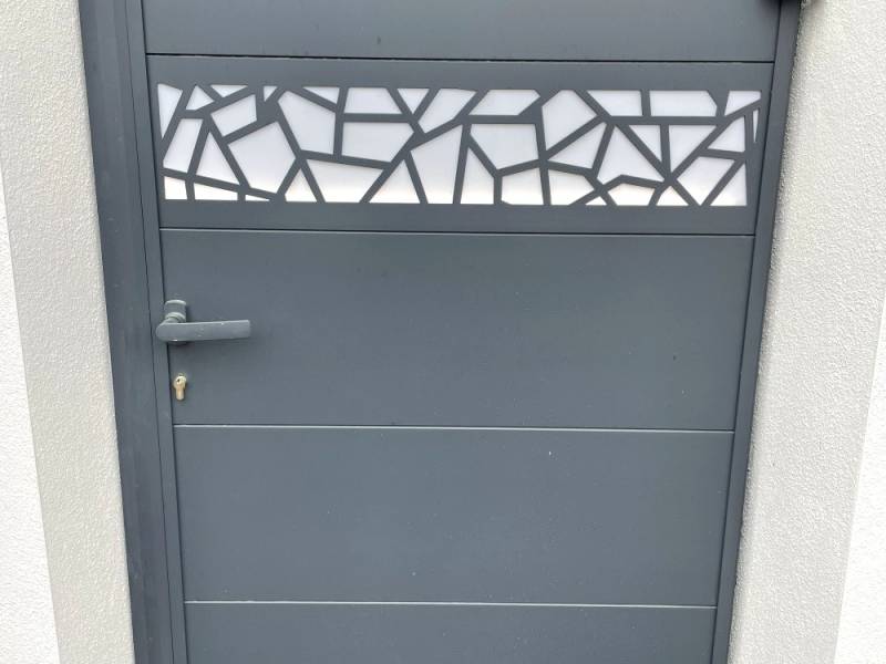 Aménager un accès piéton pratique avec un portillon aluminium sécurisé à Aix-en-Provence