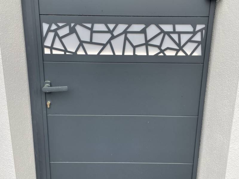Faciliter les accès piétons avec un portillon aluminium sur mesure à Aix-en-Provence