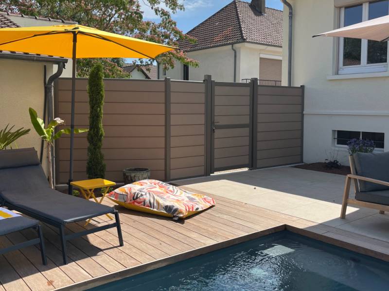 Portillon en composite sur mesure pour une entrée design, personnalisable et parfaitement assortie à votre clôture à Puyricard