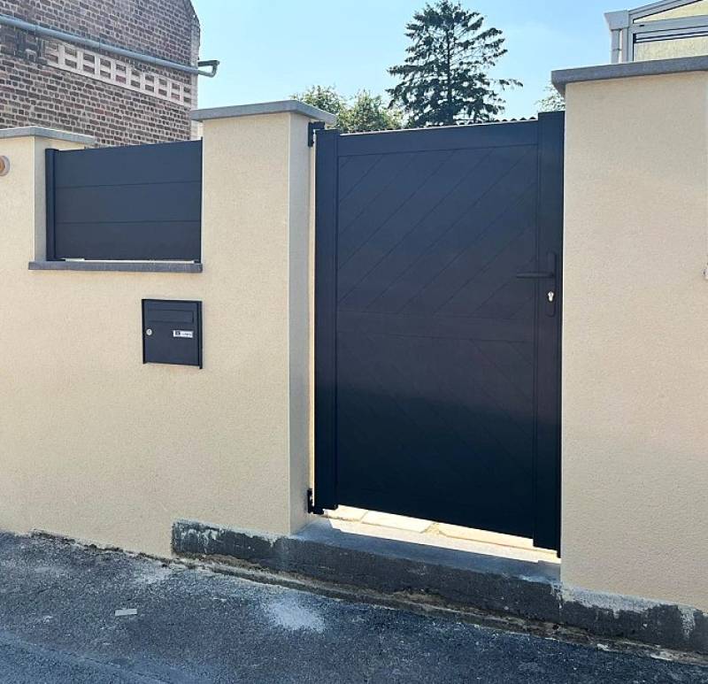 Aménager un accès piéton pratique avec un portillon aluminium sécurisé à Aix-en-Provence